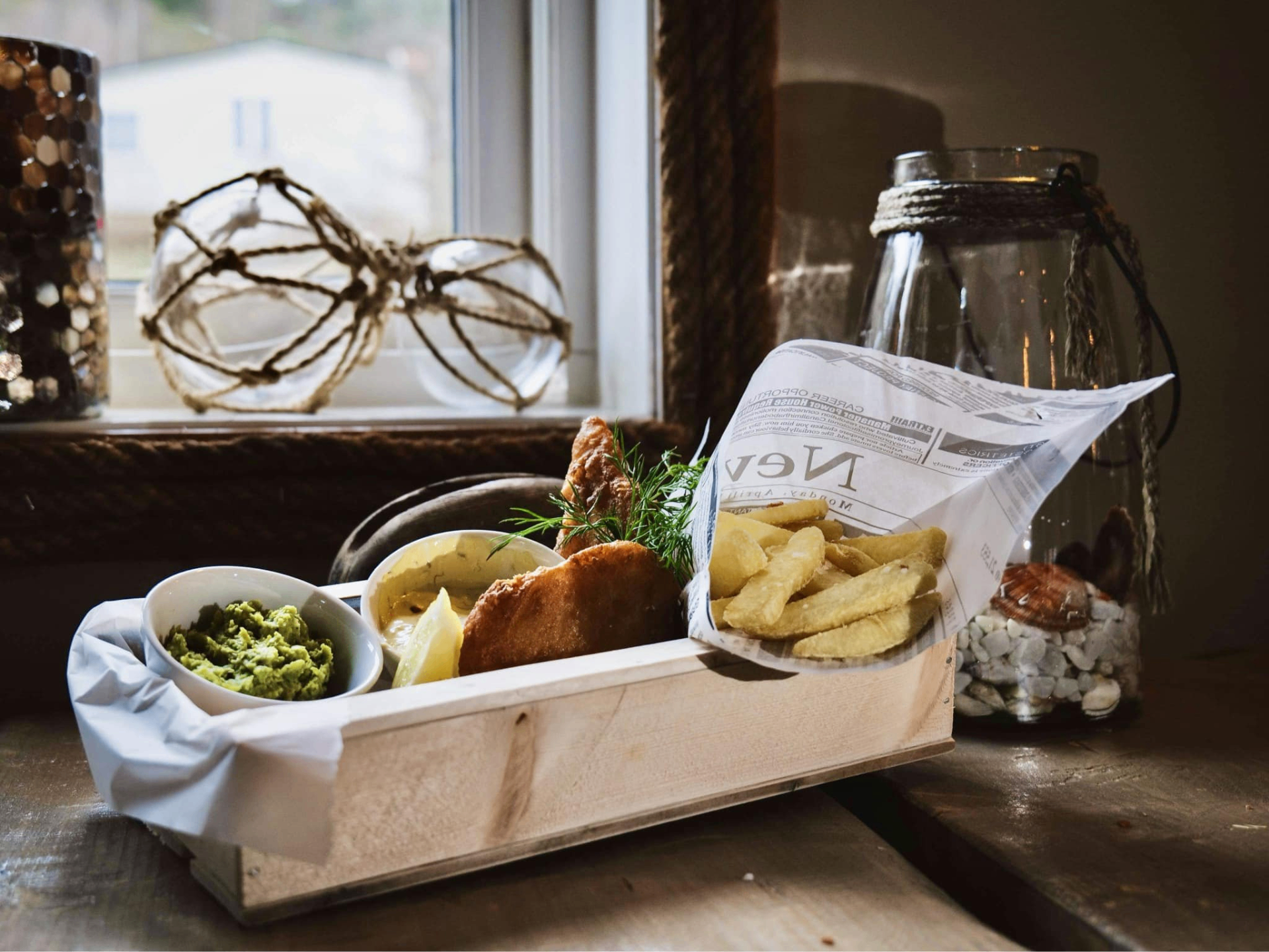 Klassisk fish and chips med sprø panert torsk og tjukke fries – tradisjonell engelsk sjømatrett servert på Sjøbua i Sponvika nær Halden