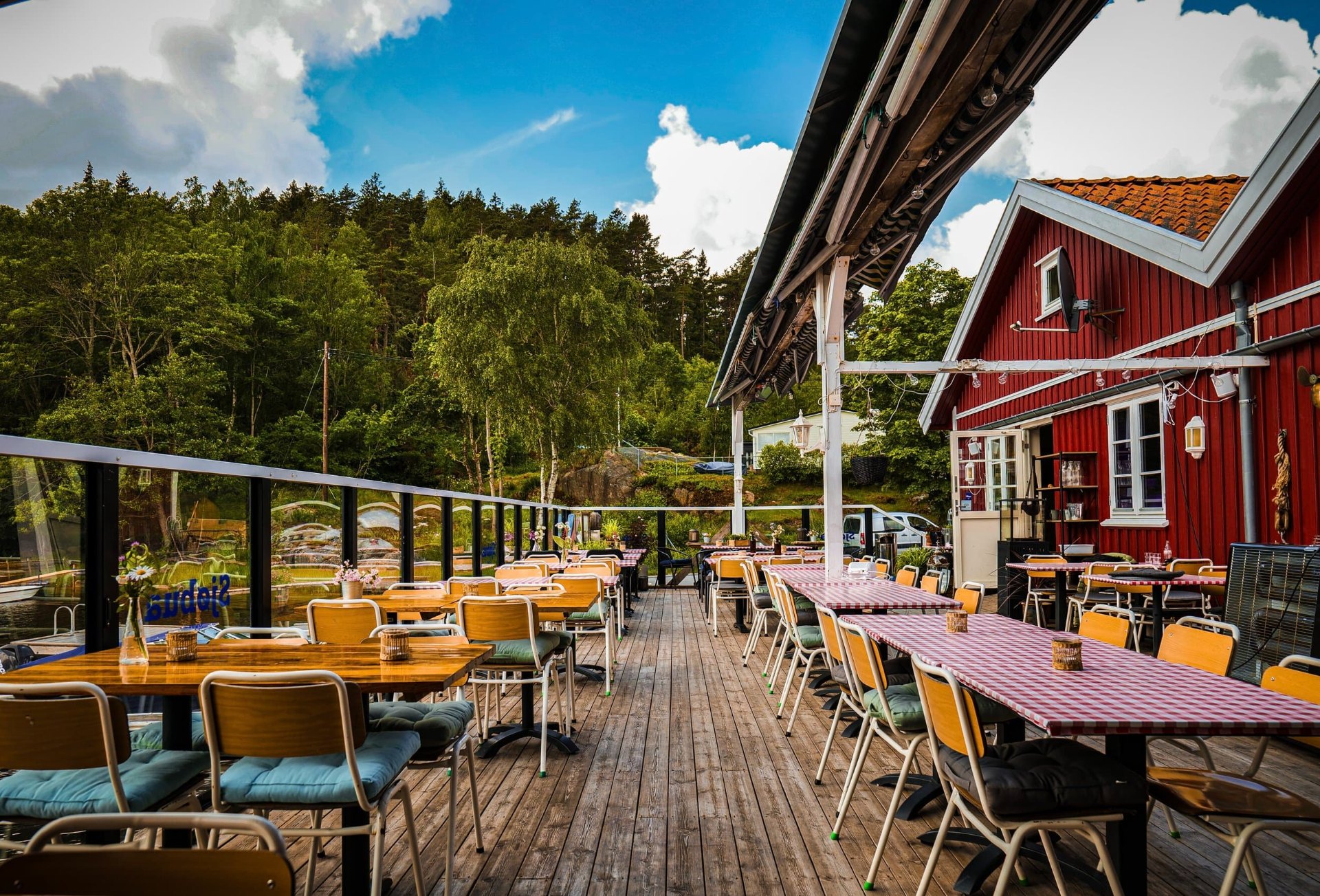 Uteservering på bryggekanten hos Sjøbua i Sponvika – familierestaurant med panoramautsikt over Ringdalsfjorden, kun 20 minutter fra Halden sentrum