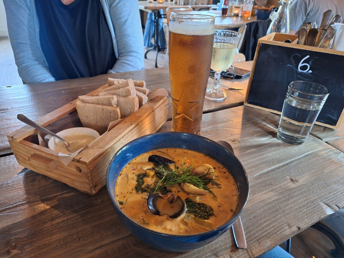 Kremet fiskesuppe med blåskjell, dill og brød – tradisjonell norsk sjømatrett servert på Sjøbua i Sponvika ved Ringdalsfjorden