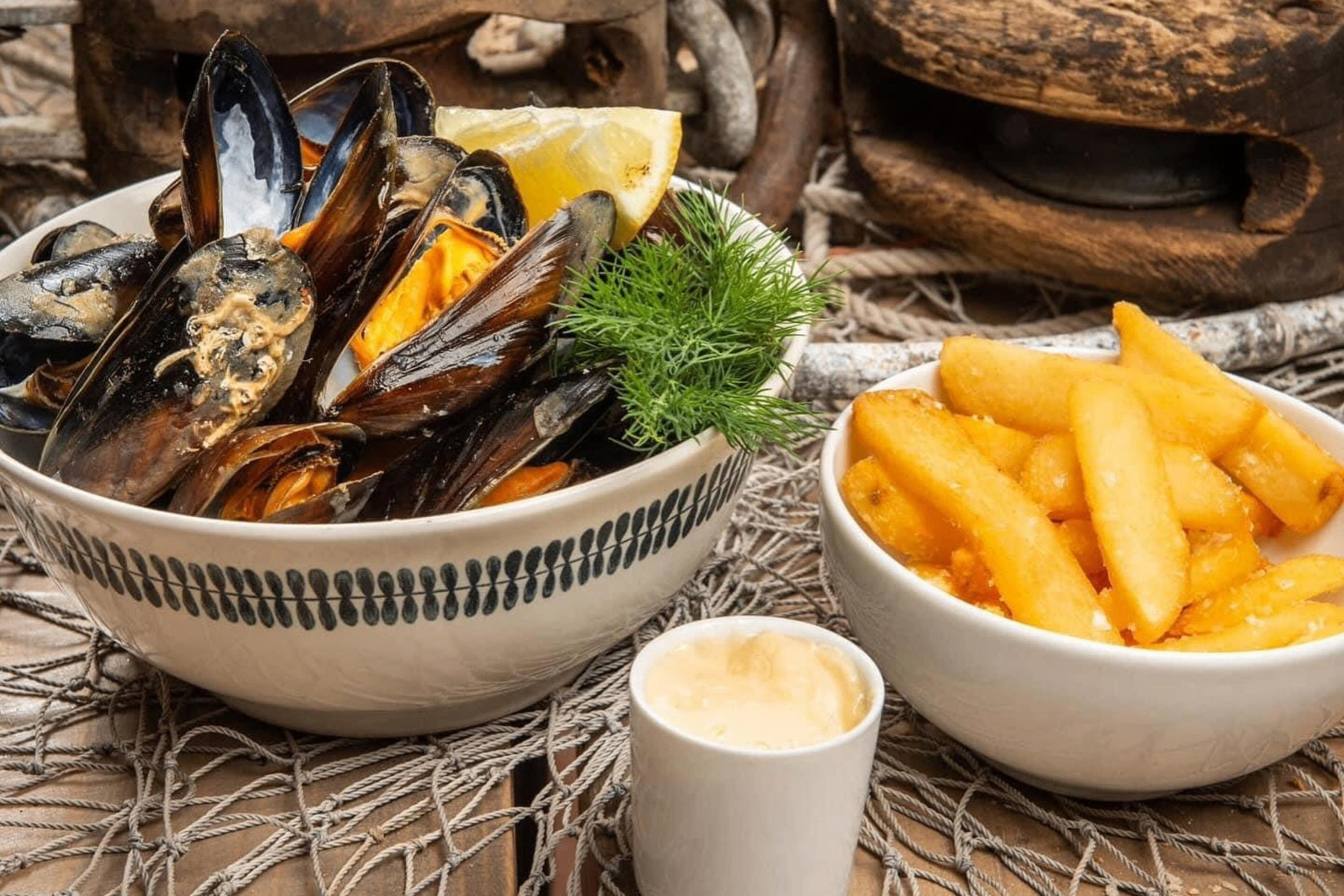 Saftige blåskjell i hvitvinssaus med sprø pommes frites og hjemmelaget aioli – klassisk belgisk-norsk sjømat fra Sjøbua i Sponvika