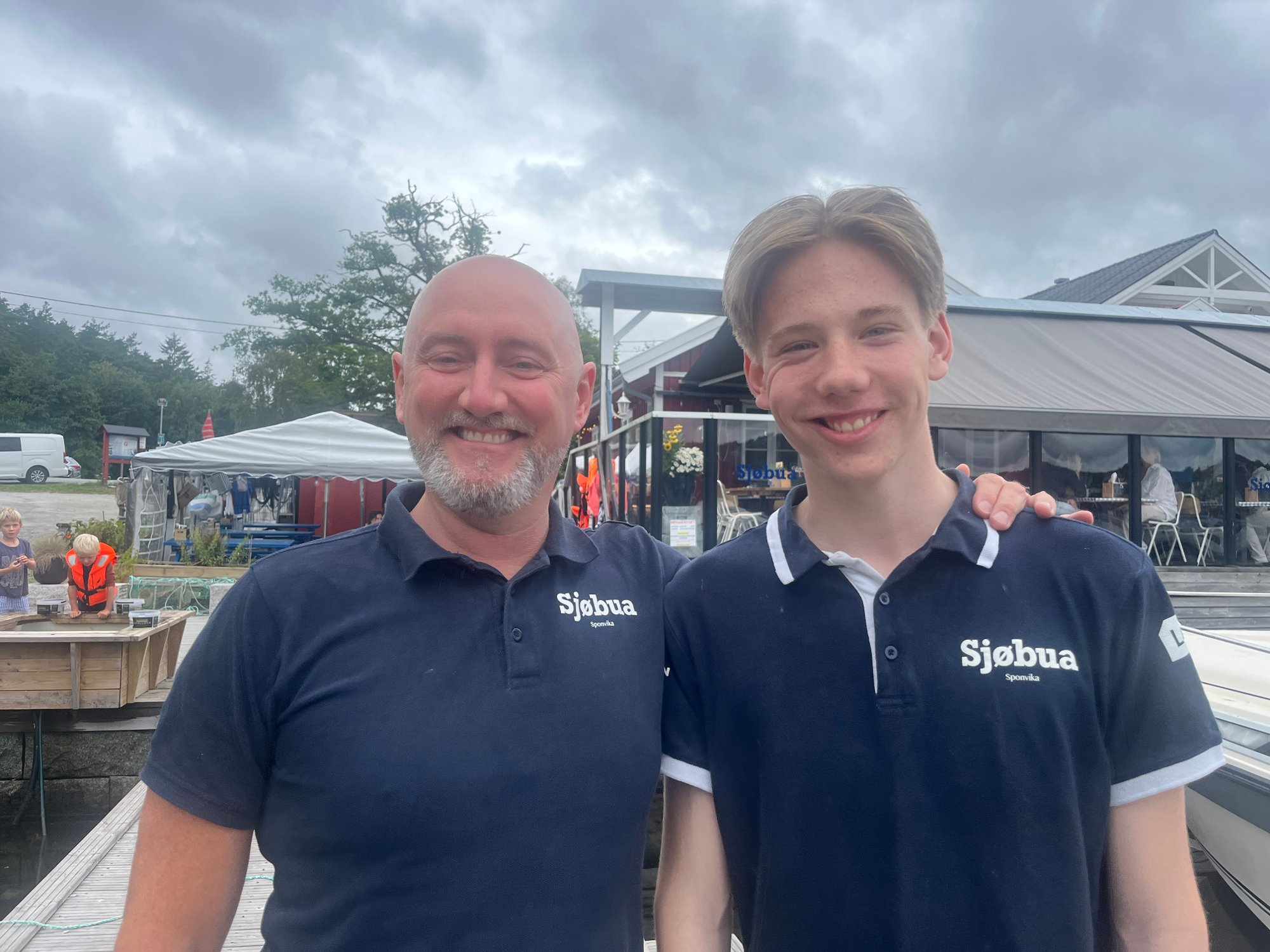 Stolte eiere og verter på Sjøbua i Sponvika – familiedrevet restaurant med lidenskap for sjømat og gjestfrihet ved Ringdalsfjorden