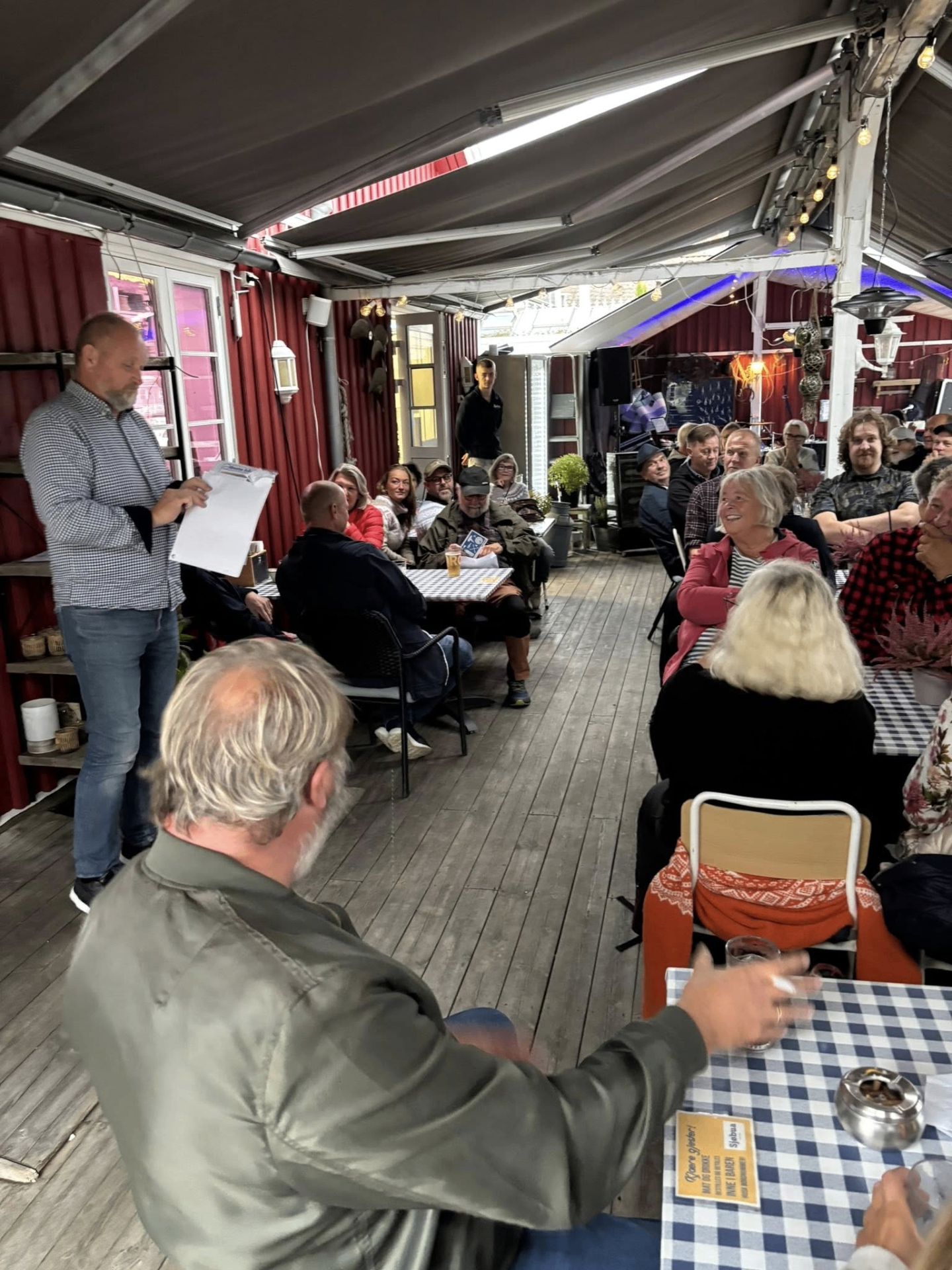 Underholdende quiz-kveld på Sjøbua i Sponvika med mange gjester – populært arrangement i maritime omgivelser ved Ringdalsfjorden