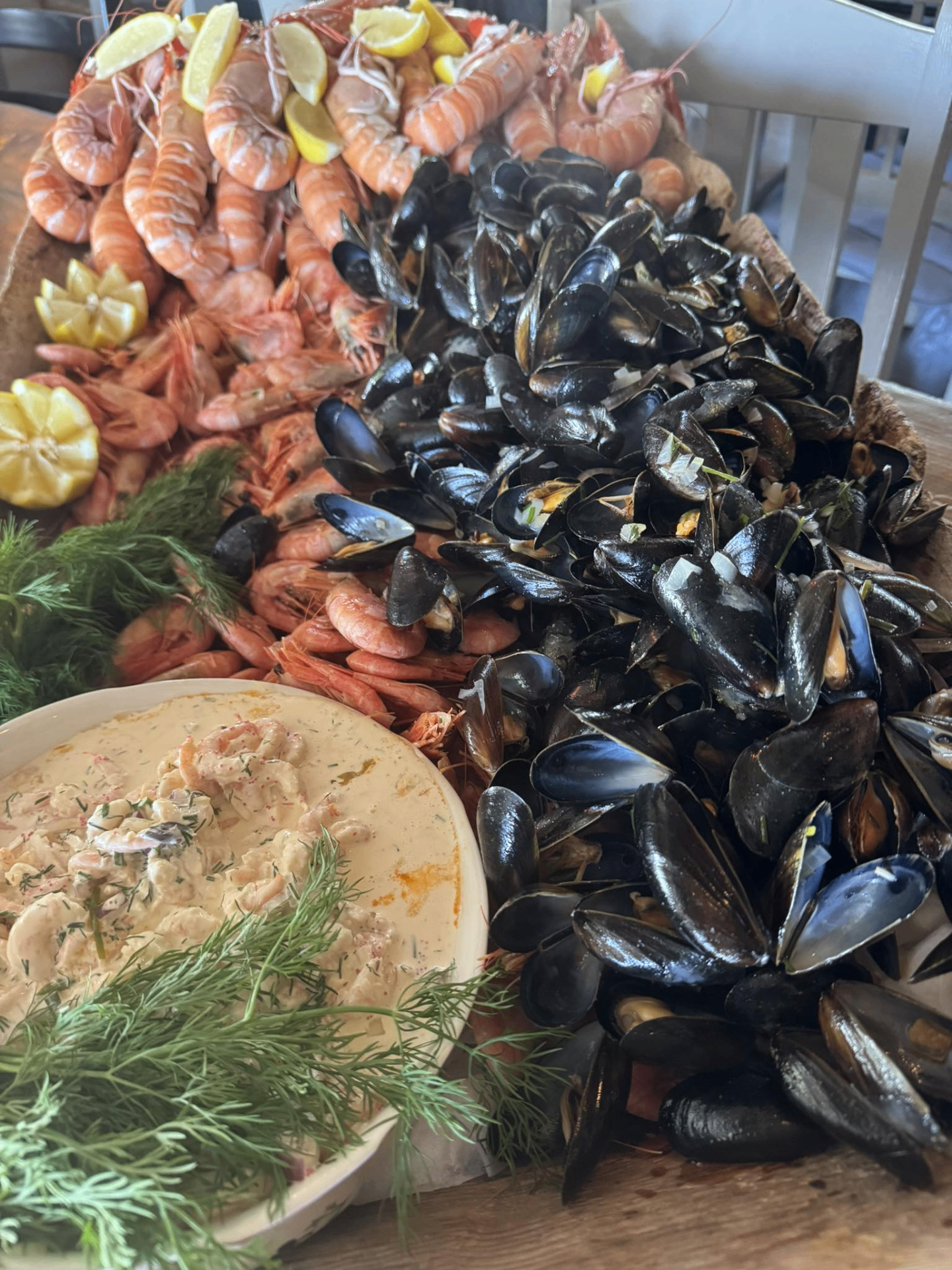 Generøst skalldyrfat med dampede blåskjell, ferske reker og hjemmelaget skagensalat – Sjøbua i Sponvikas signaturrett ved Ringdalsfjorden