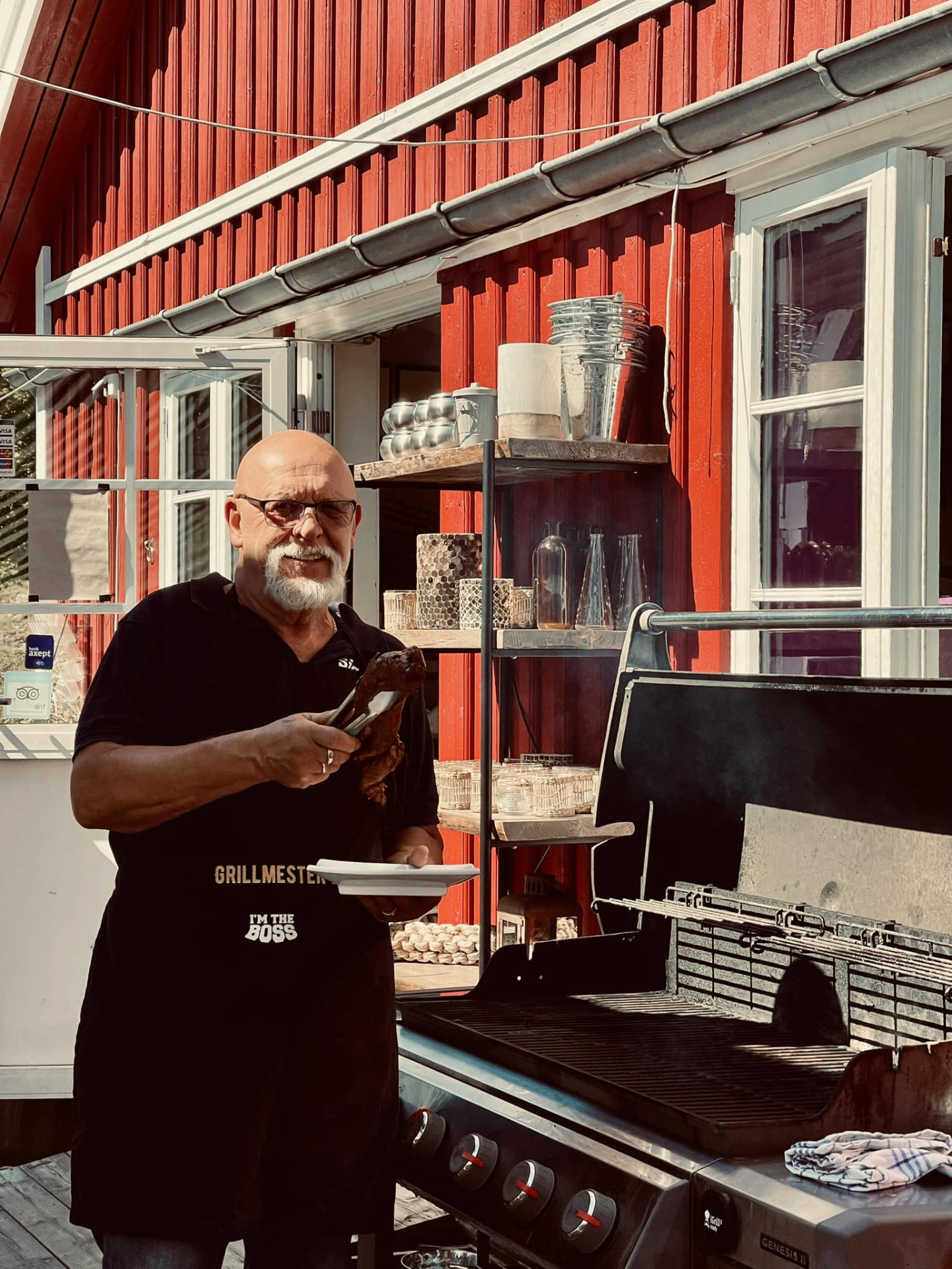 Erfaren grillmester fra Sjøbua i Sponvika serverer perfekt grillede retter – autentisk grillmat ved Ringdalsfjorden nær Halden