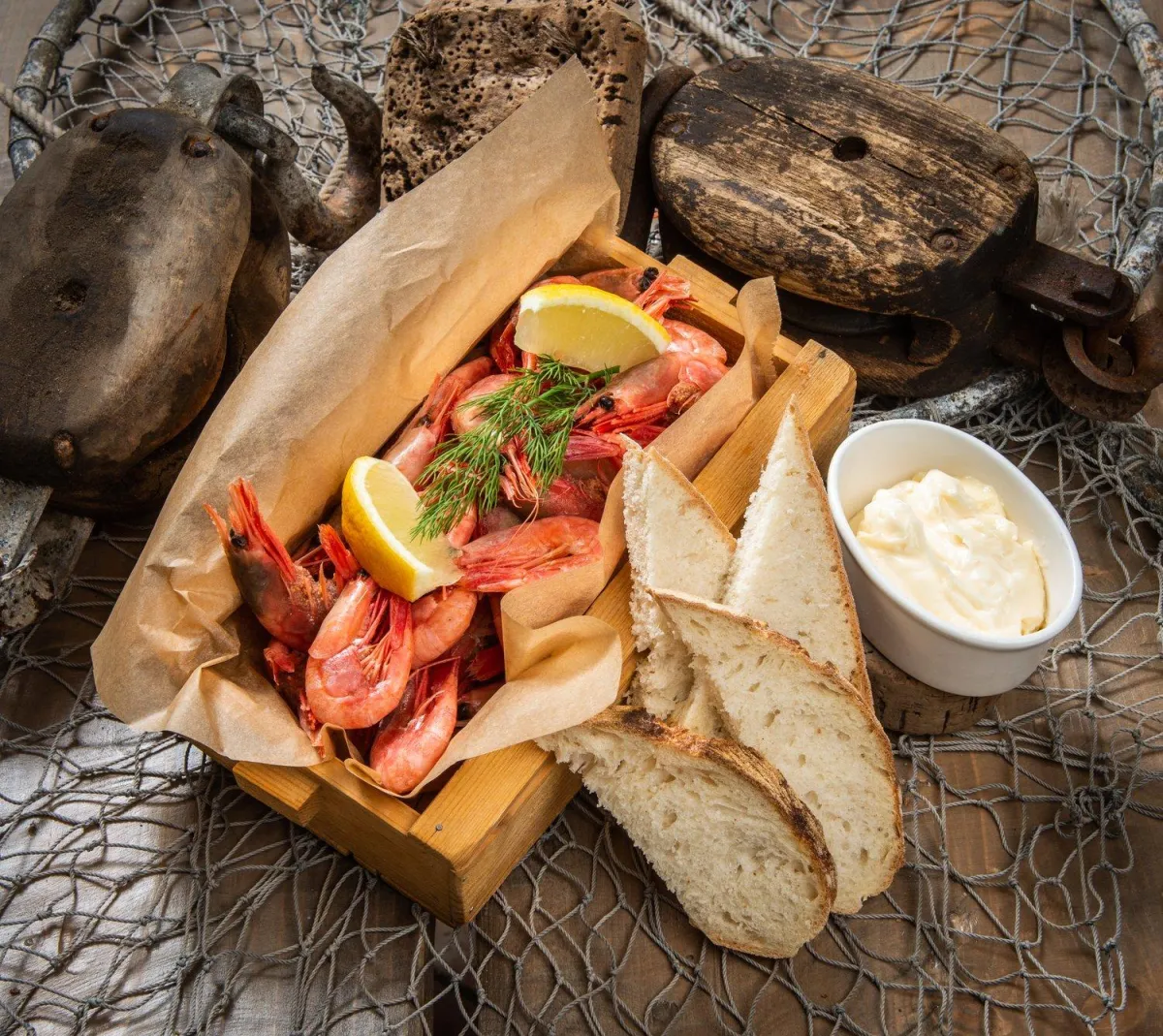 Ferske reker med smør, brød og majones – enkel og delikat sjømat fra Sjøbua i Sponvika ved Ringdalsfjorden